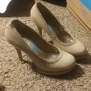 Nude pumps